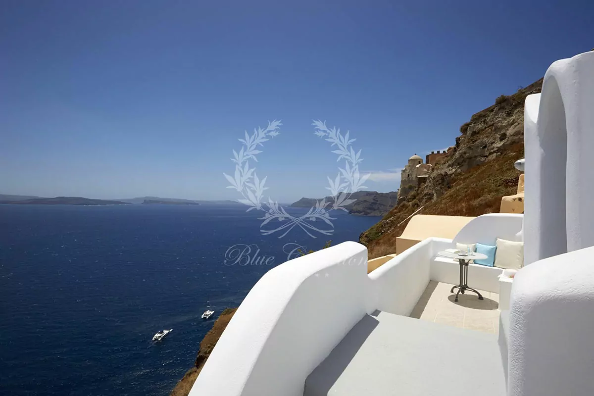 Private Villa for Rent in Santorini – Greece | Oia | Cave Style Outdoor Hot Tub | Sea, Caldera & Sunset Views 