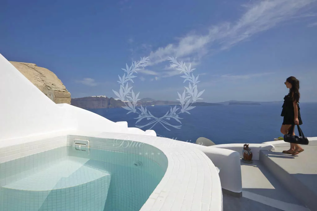 Private Villa for Rent in Santorini – Greece | Oia | Cave Style Outdoor Hot Tub | Sea, Caldera & Sunset Views 