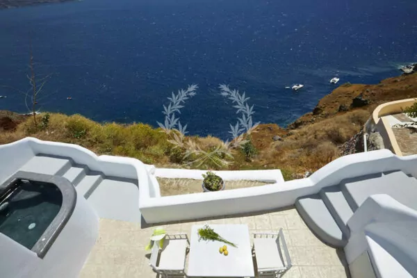 Private Villa for Rent in Santorini – Greece | Oia | Cave Style Outdoor Hot Tub | Sea, Caldera & Sunset Views | Sleeps 6 | 3 Bedrooms | 2 Bathrooms | REF: 180412468 | CODE: STR-9