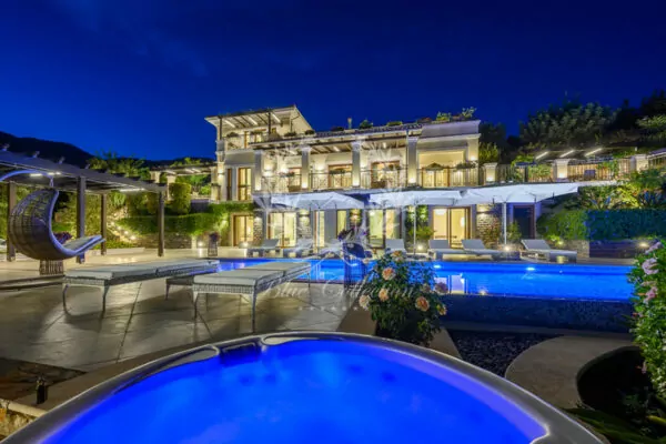 Seafront Luxury Villa for Rent in Crete – Greece | Elounda | Private Infinity Heated Pool | Sea & Sunrise View | Sleeps 12 | 6 Bedrooms | 7 Bathrooms | REF: 180412488 | CODE: CRM-2