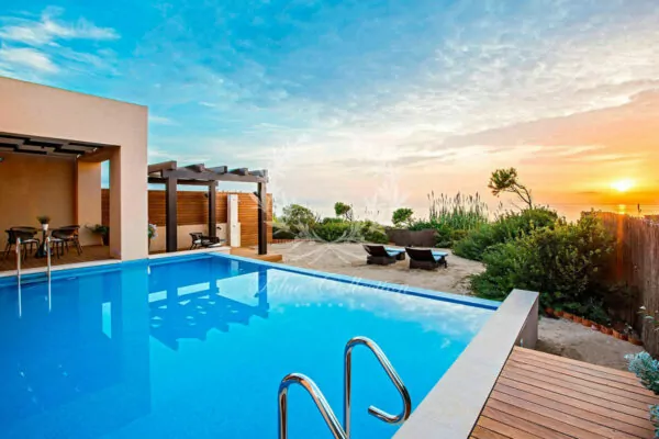 Luxury Beachfront Villa for Rent in Peloponnese – Greece | Messinia | Private Infinity Pool | Sea & Sunset View | Sleeps 4 | 2 Bedrooms | 2 Bathrooms | REF: 180412563 | CODE: RCN-1