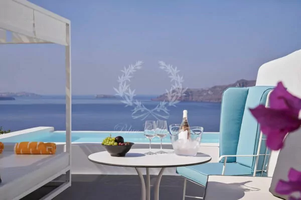 Private Suite for Rent in Santorini – Greece | Oia | Private Jetted Tub | Sea, Sunset & Caldera Views | Sleeps 2 | 1 Bedroom | 1 Bathroom | REF: 180412570 | CODE: STR-14