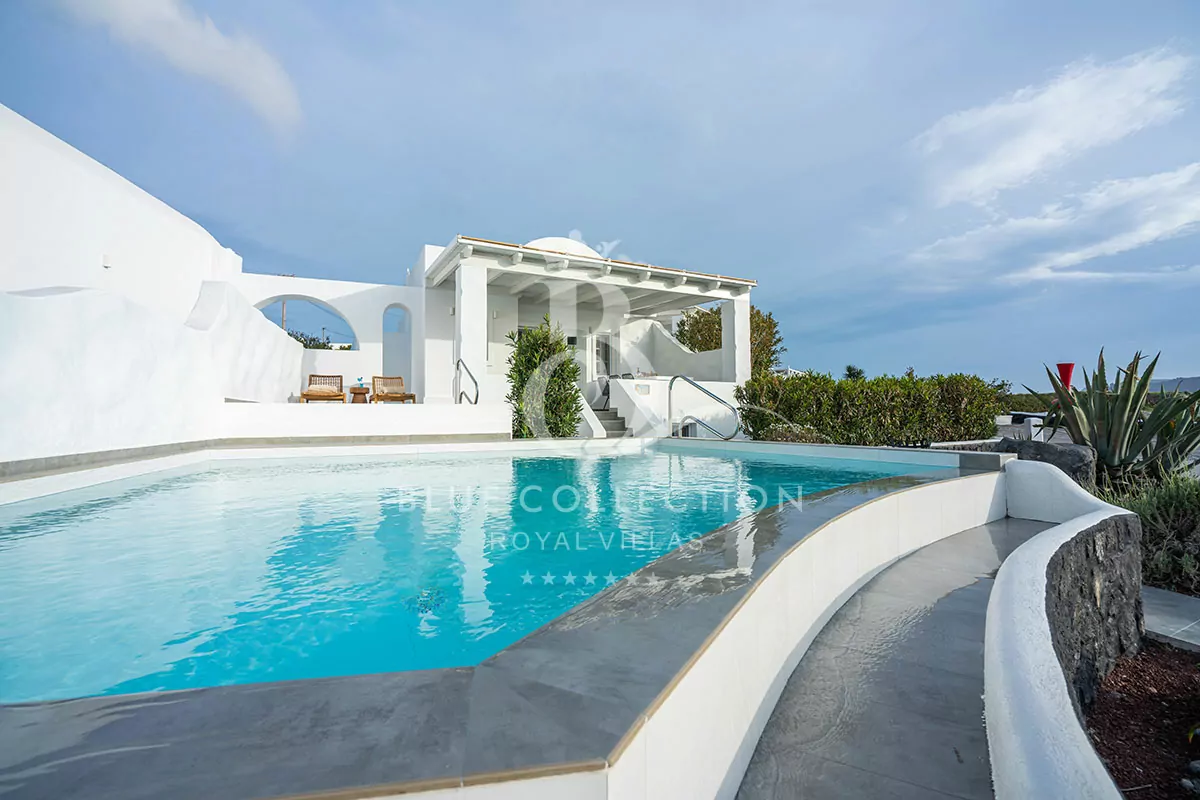 Luxury Villa for Rent in Santorini – Greece | Oia | Private Pool | Sea & Sunset View 