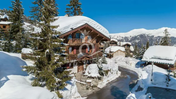 Elegant Ski Chalet to Rent in Courchevel 1850 – France | Indoor Jacuzzi, Hammam, Sauna | Sleeps 12 | 6 Bedrooms | 6 Bathrooms | REF: 180412767 | CODE: FCR-35